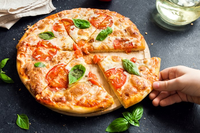 Papildę šaldytą picą sūriu, prieskoniais ir daržovėmis, ją paversite gardžiu patiekalu.