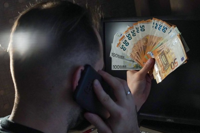 Sukčiai vis dažniau vilioja pinigus apsimesdami investavimo platformų atstovais ar bankų darbuotojais. Iliustracinė nuotrauka iš socialinių tinklų.