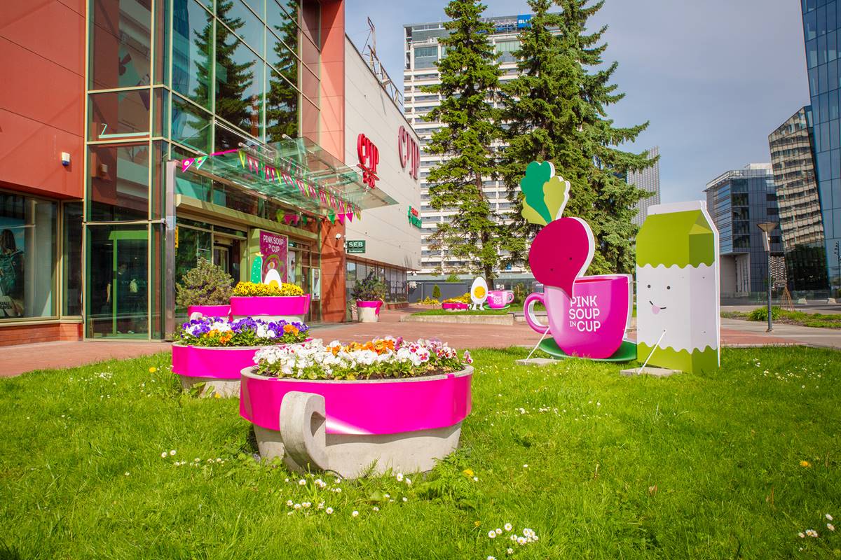 Rožiniai šaltibarščių festivalio akcentai prie prekybos centro CUP Vilniuje